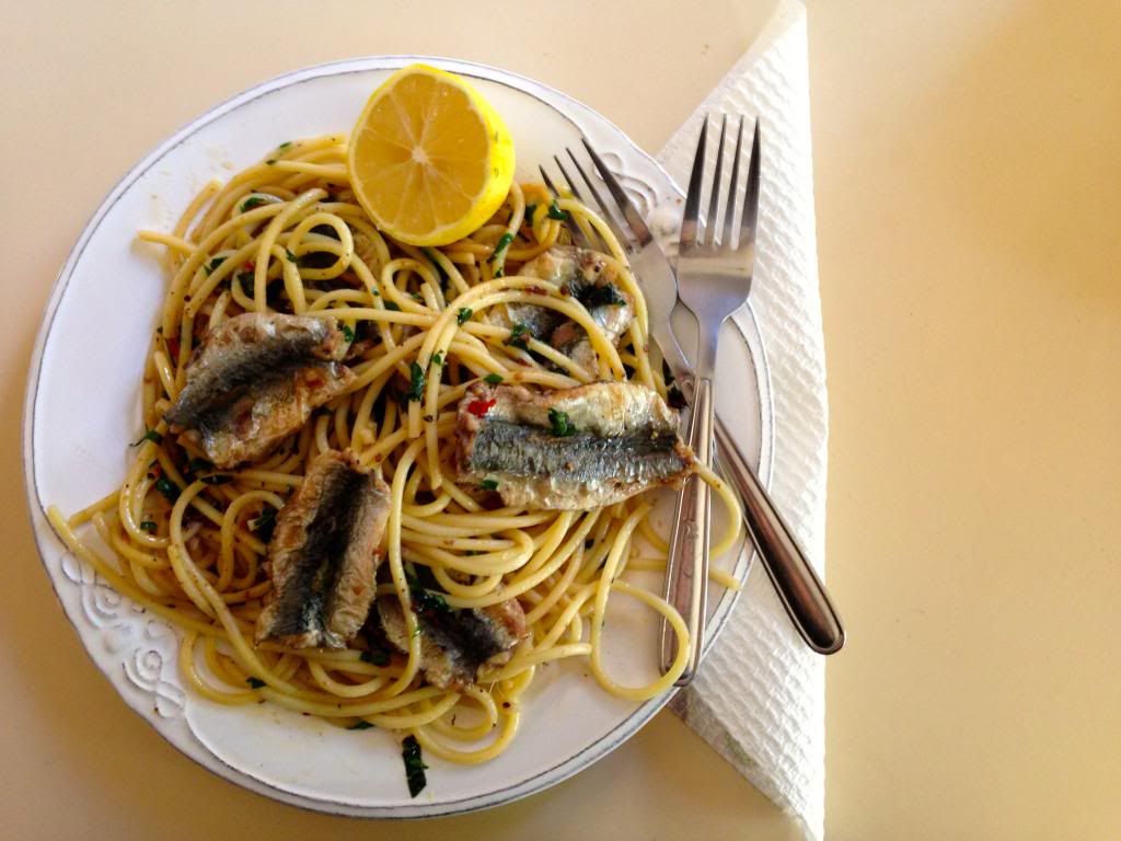 Spaghetti with panfried sardines